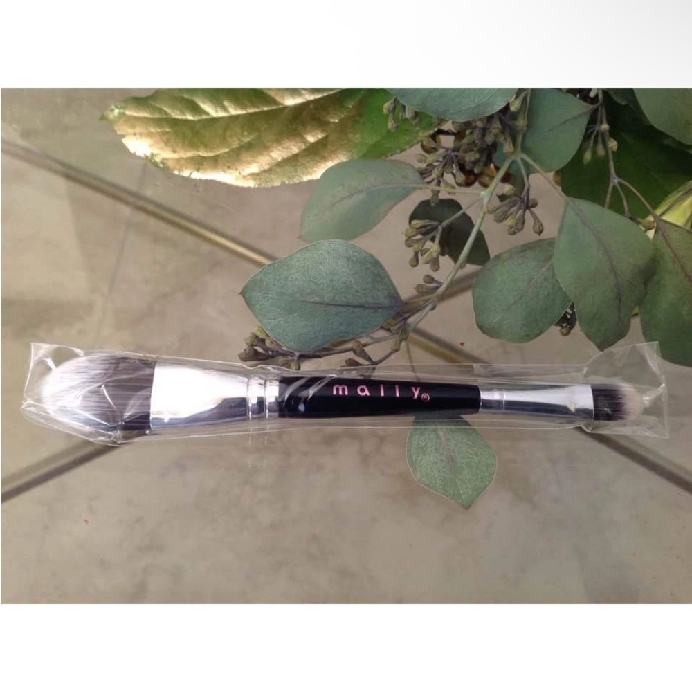 Mally Beauty Double-Ended Highlighter Brush - Brand new!